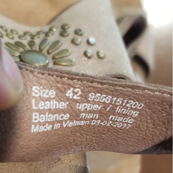 Dansko Deandra taupe shimmer suede studded block heel sandals. Size 42/11.5-12 - Picture 7 of 7